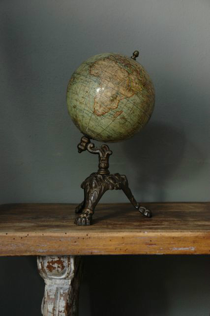 19E EEUWSE GLOBE, J. LEBEGUE, PARIJS. 27CM HOOG