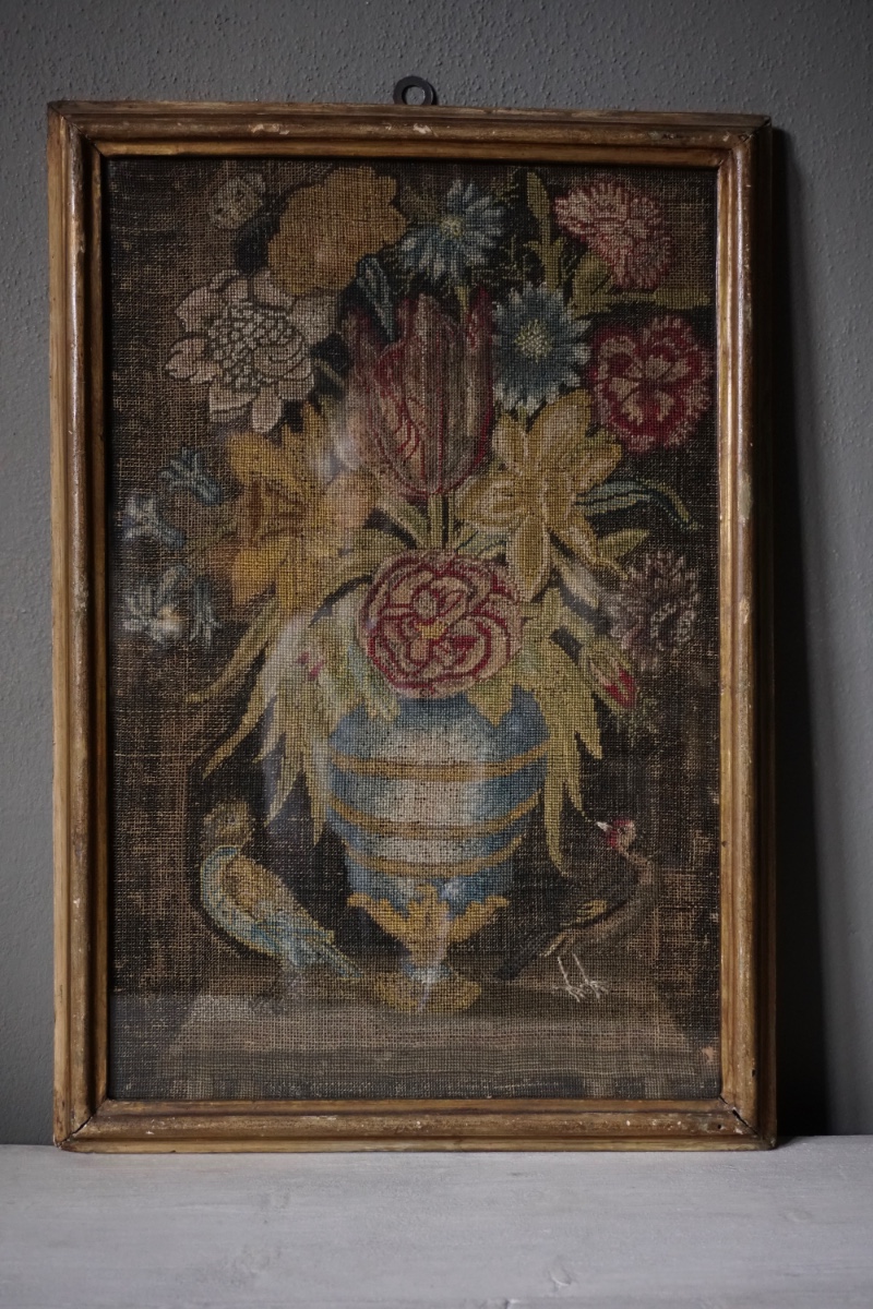 BORDUURWERK PETIT  POINT TECHNIEK, BLOEMENVAAS,Circa 1700 39X25CM