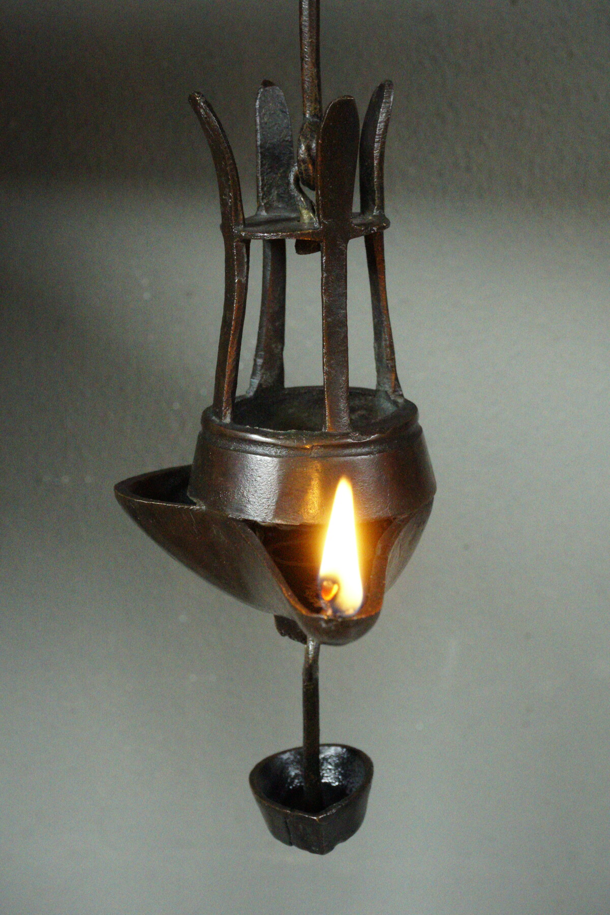 BRONZEN OLIELAMP DUITS 18E EEUWS  H 32CM  B8CM  D14CM