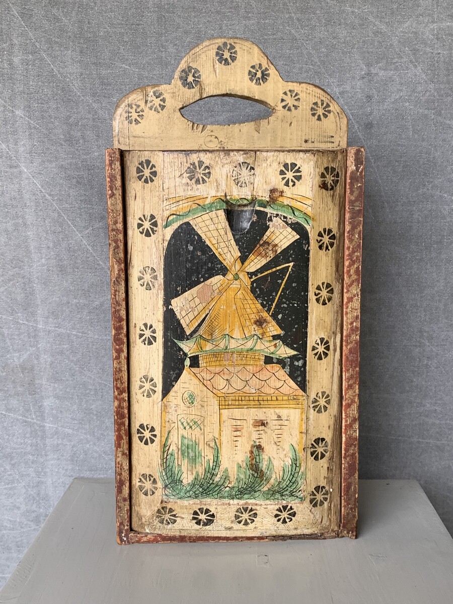 HOUTEN GRENEN SCHOOLTAS MET DECOR VAN EEN MOLEN  H 48CM B 23CM D 10CM