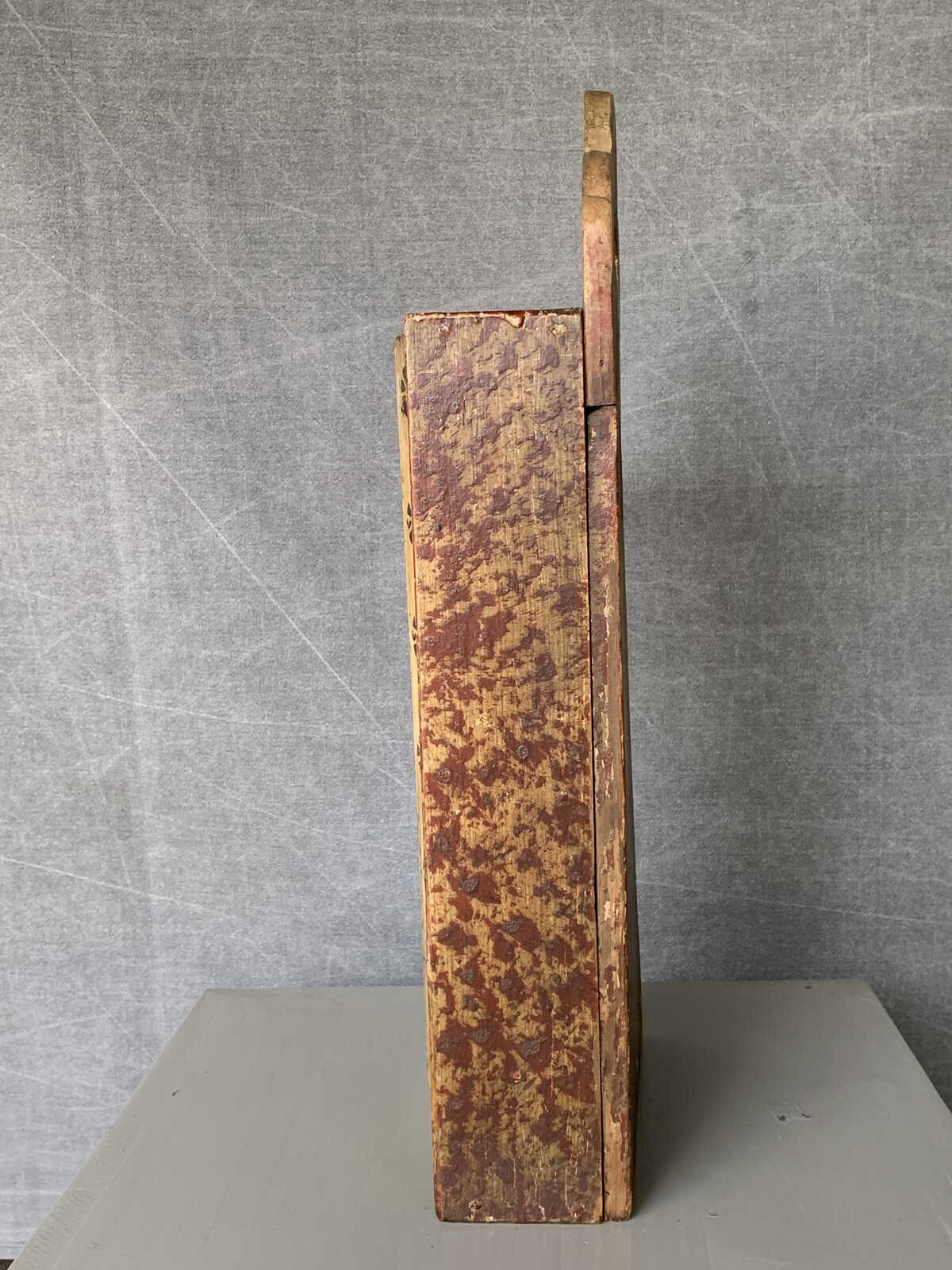 HOUTEN GRENEN SCHOOLTAS MET DECOR VAN EEN MOLEN  H 48CM B 23CM D 10CM