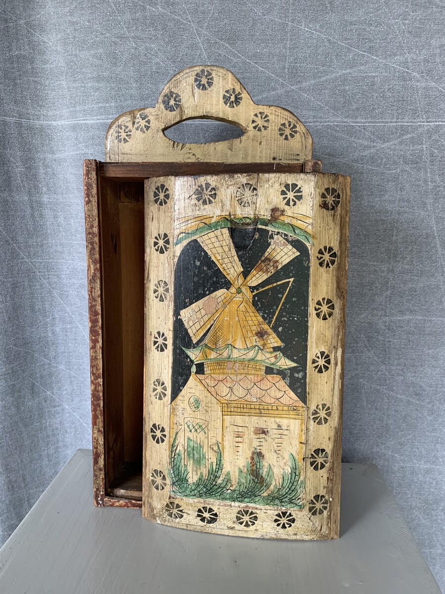 HOUTEN GRENEN SCHOOLTAS MET DECOR VAN EEN MOLEN  H 48CM B 23CM D 10CM