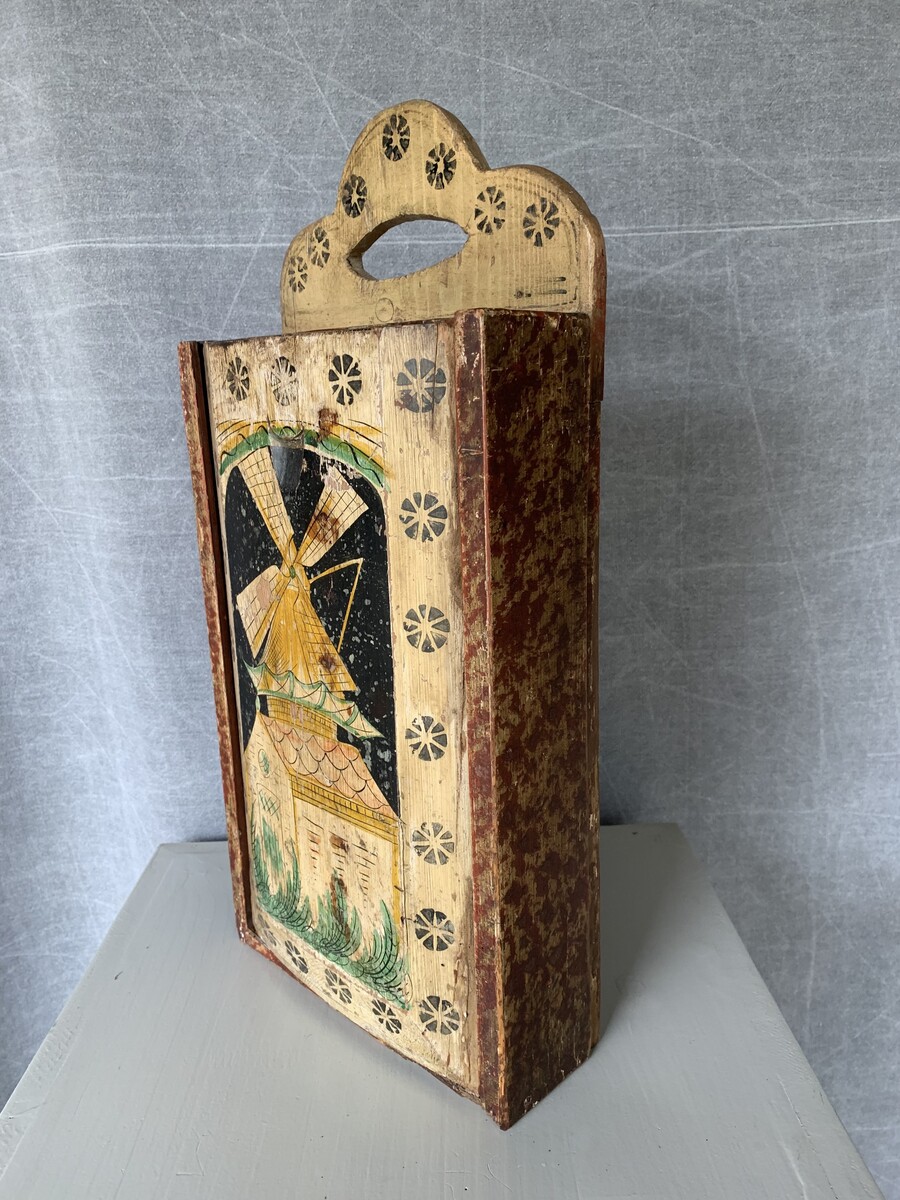 HOUTEN GRENEN SCHOOLTAS MET DECOR VAN EEN MOLEN  H 48CM B 23CM D 10CM