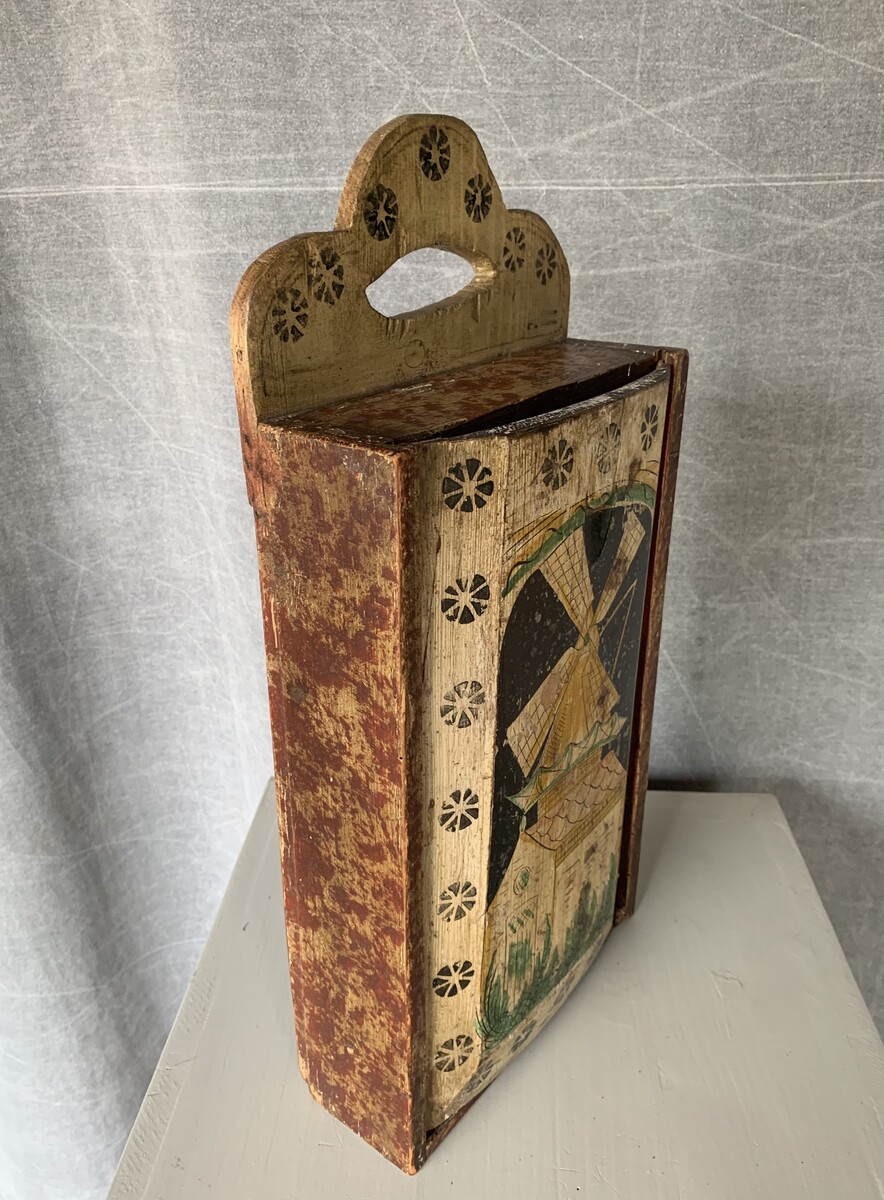 HOUTEN GRENEN SCHOOLTAS MET DECOR VAN EEN MOLEN  H 48CM B 23CM D 10CM