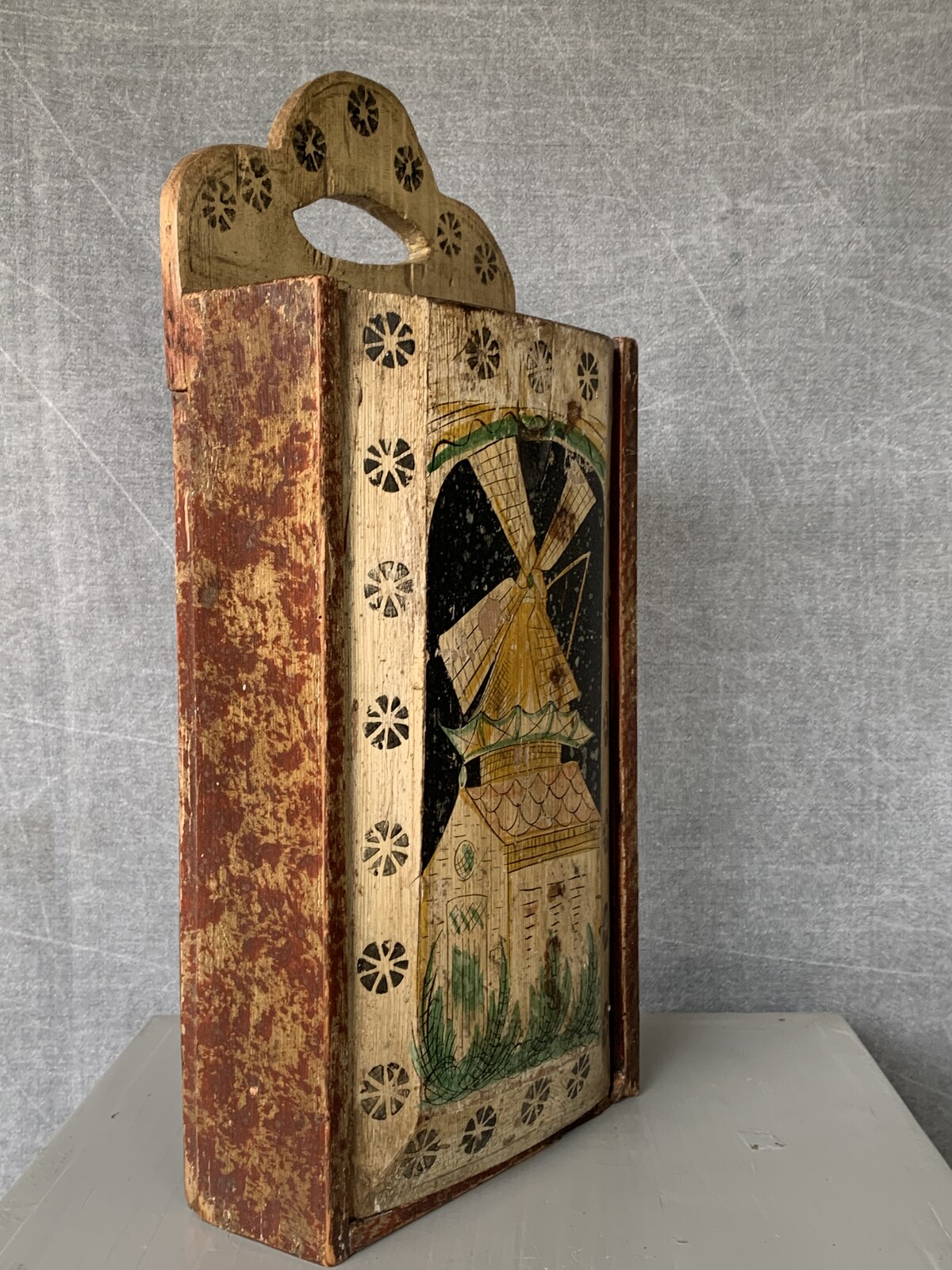 HOUTEN GRENEN SCHOOLTAS MET DECOR VAN EEN MOLEN  H 48CM B 23CM D 10CM