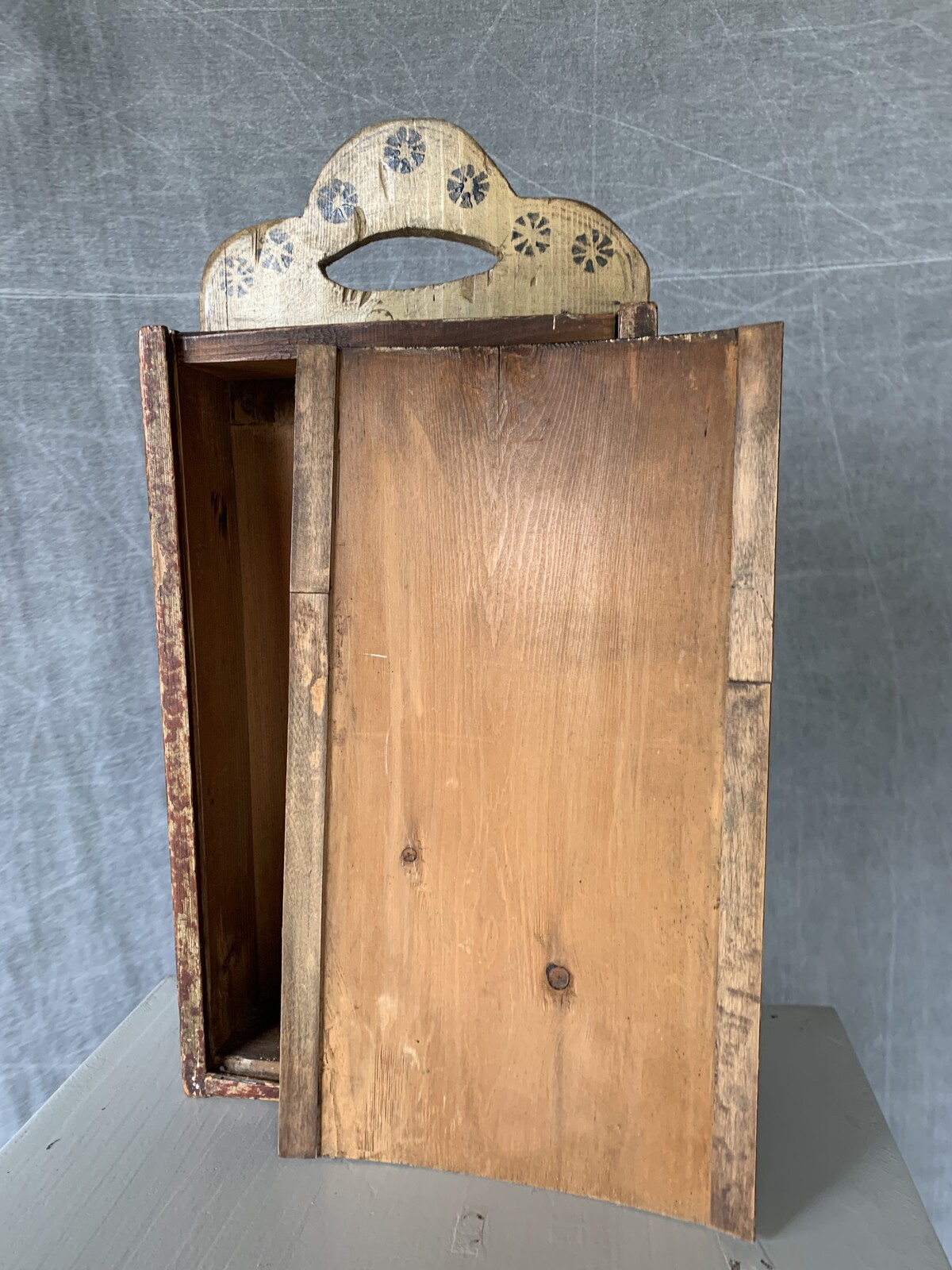 HOUTEN GRENEN SCHOOLTAS MET DECOR VAN EEN MOLEN  H 48CM B 23CM D 10CM