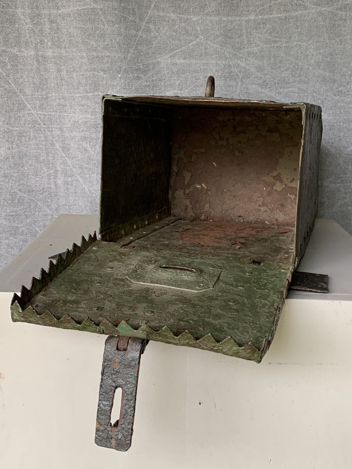 IJZEREN 18E EEUWSW OFFERBLOK  H 35CM B 22CM D 18CM