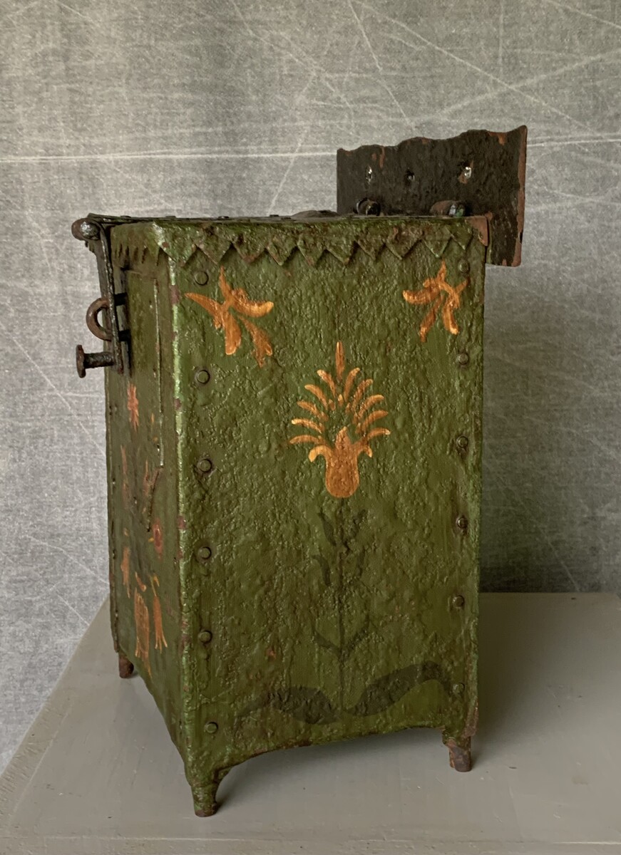 IJZEREN 18E EEUWSW OFFERBLOK  H 35CM B 22CM D 18CM