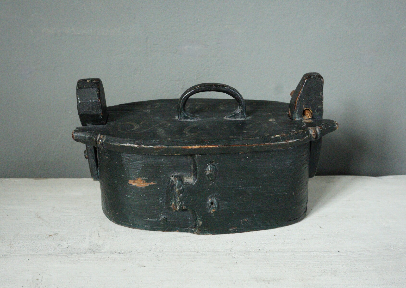 KLEIN FORMAAT BUTTE  L 21CM  H 12CM  B 11CM GEDATEERD 1820