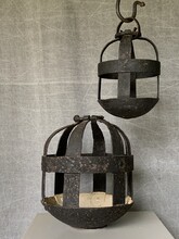 SMEEDIJZER VUURBOMMEN 17DE EEUWS DE ONDERKANT IS IN DE VORM VAN EEN KANONSKOGEL  KLEIN FORMAAT H 26CM D 19CM GROOT FORMAAT  H 27C D 33CM  