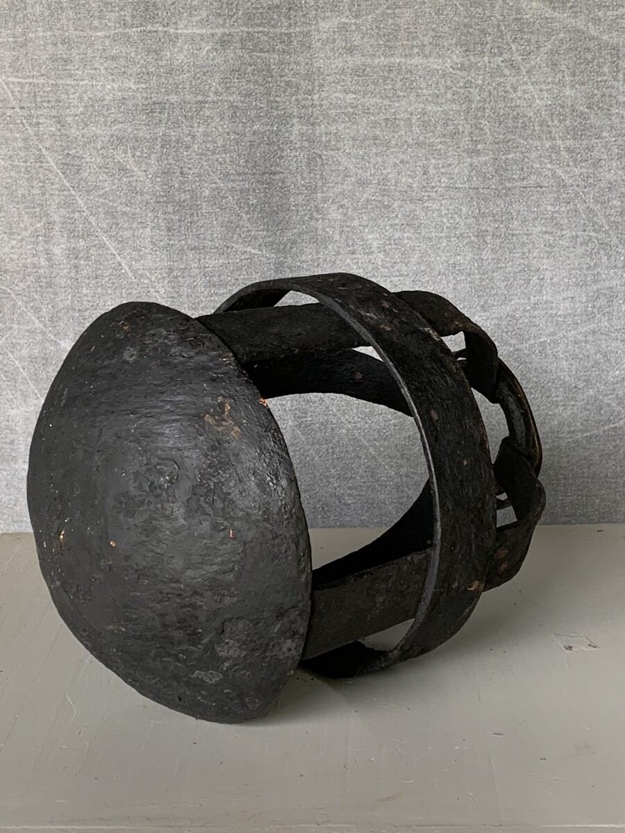 SMEEDIJZER VUURBOMMEN 17DE EEUWS DE ONDERKANT IS IN DE VORM VAN EEN KANONSKOGEL  KLEIN FORMAAT H 26CM D 19CM GROOT FORMAAT  H 27C D 33CM  