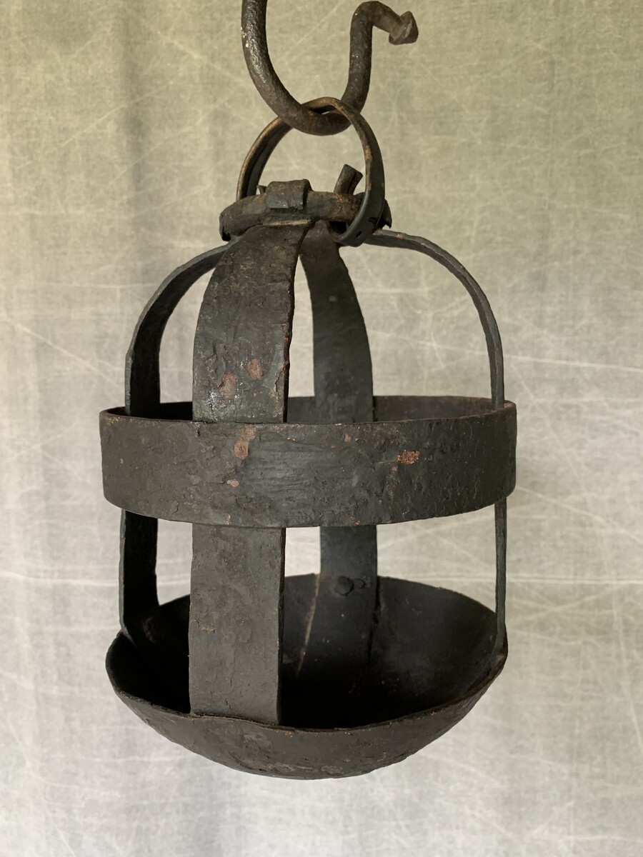 SMEEDIJZER VUURBOMMEN 17DE EEUWS DE ONDERKANT IS IN DE VORM VAN EEN KANONSKOGEL  KLEIN FORMAAT H 26CM D 19CM GROOT FORMAAT  H 27C D 33CM  