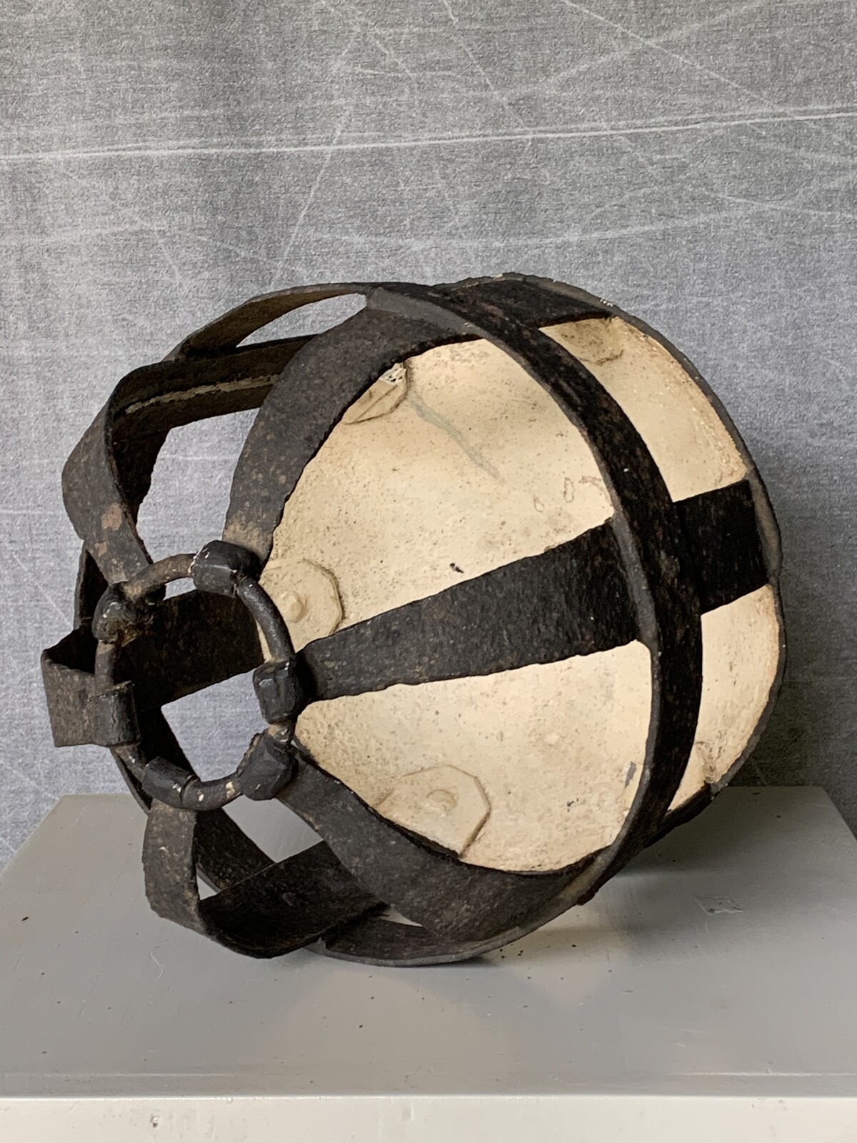 SMEEDIJZER VUURBOMMEN 17DE EEUWS DE ONDERKANT IS IN DE VORM VAN EEN KANONSKOGEL  KLEIN FORMAAT H 26CM D 19CM GROOT FORMAAT  H 27C D 33CM  