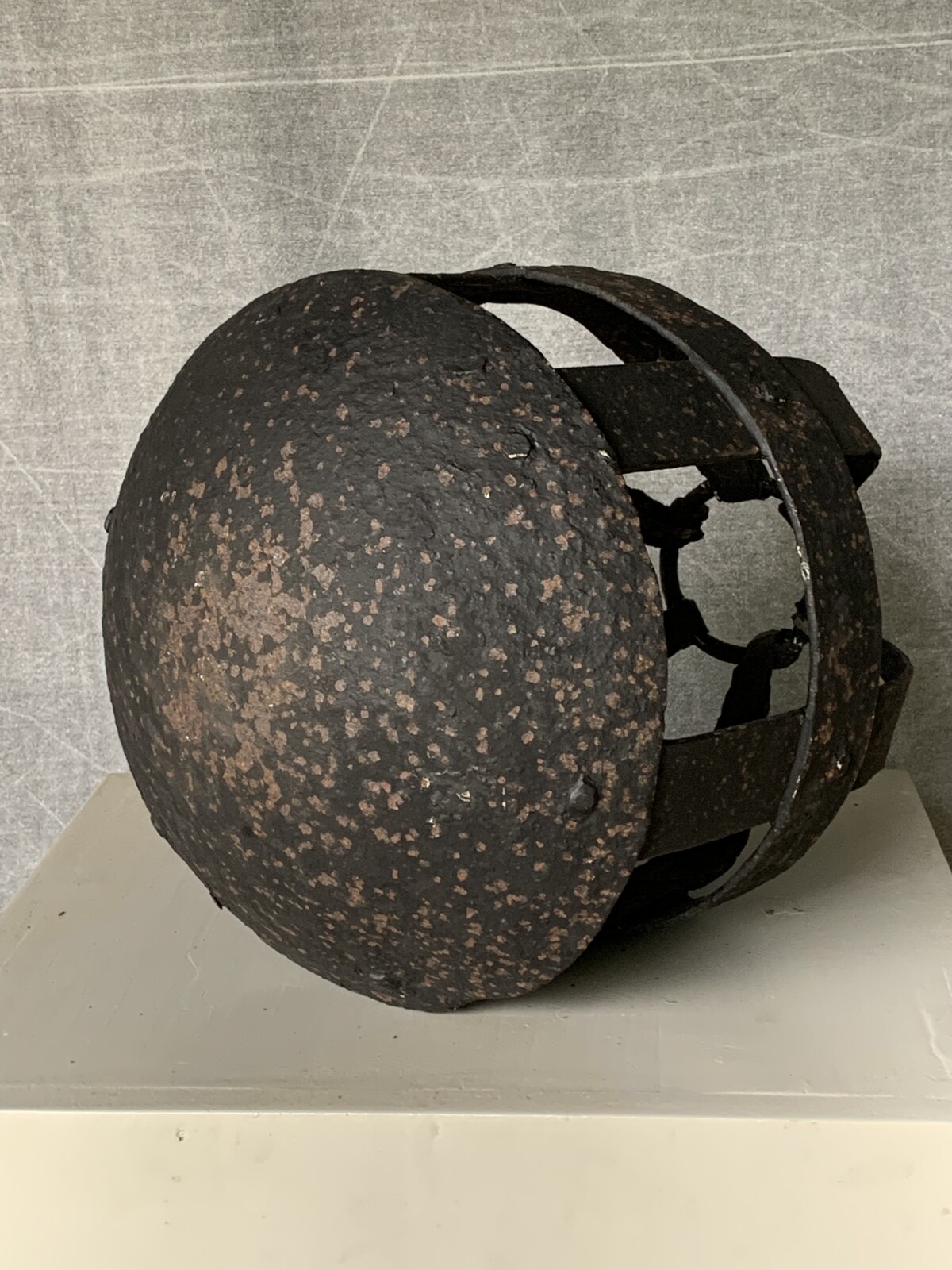 SMEEDIJZER VUURBOMMEN 17DE EEUWS DE ONDERKANT IS IN DE VORM VAN EEN KANONSKOGEL  KLEIN FORMAAT H 26CM D 19CM GROOT FORMAAT  H 27C D 33CM  