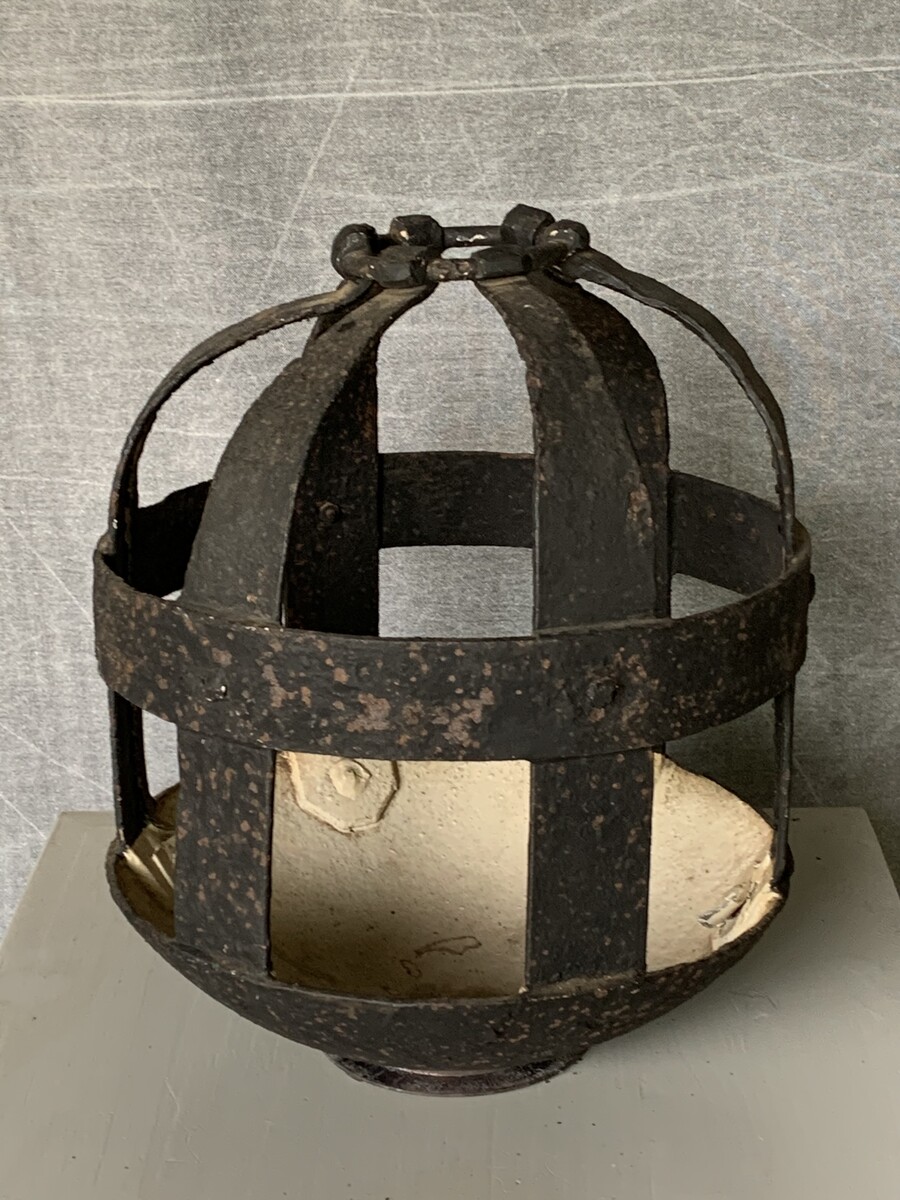 SMEEDIJZER VUURBOMMEN 17DE EEUWS DE ONDERKANT IS IN DE VORM VAN EEN KANONSKOGEL  KLEIN FORMAAT H 26CM D 19CM GROOT FORMAAT  H 27C D 33CM  