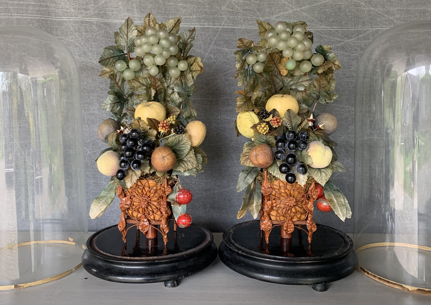 TWEE SIER STOLPEN MET FRUIT VAN GLAS CA 1900 H 47 CM D 24CM