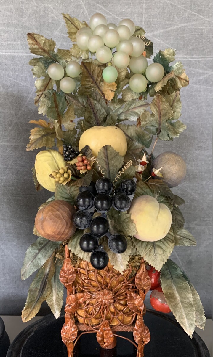 TWEE SIER STOLPEN MET FRUIT VAN GLAS CA 1900 H 47 CM D 24CM