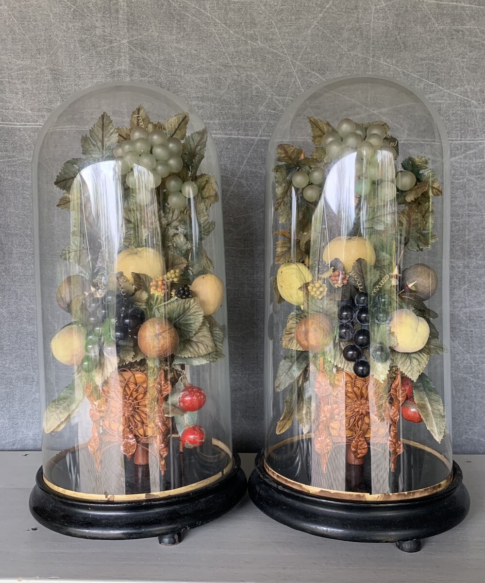 TWEE SIER STOLPEN MET FRUIT VAN GLAS CA 1900 H 47 CM D 24CM