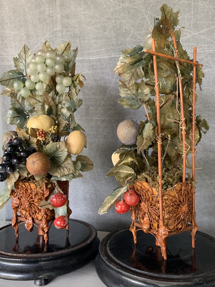 TWEE SIER STOLPEN MET FRUIT VAN GLAS CA 1900 H 47 CM D 24CM