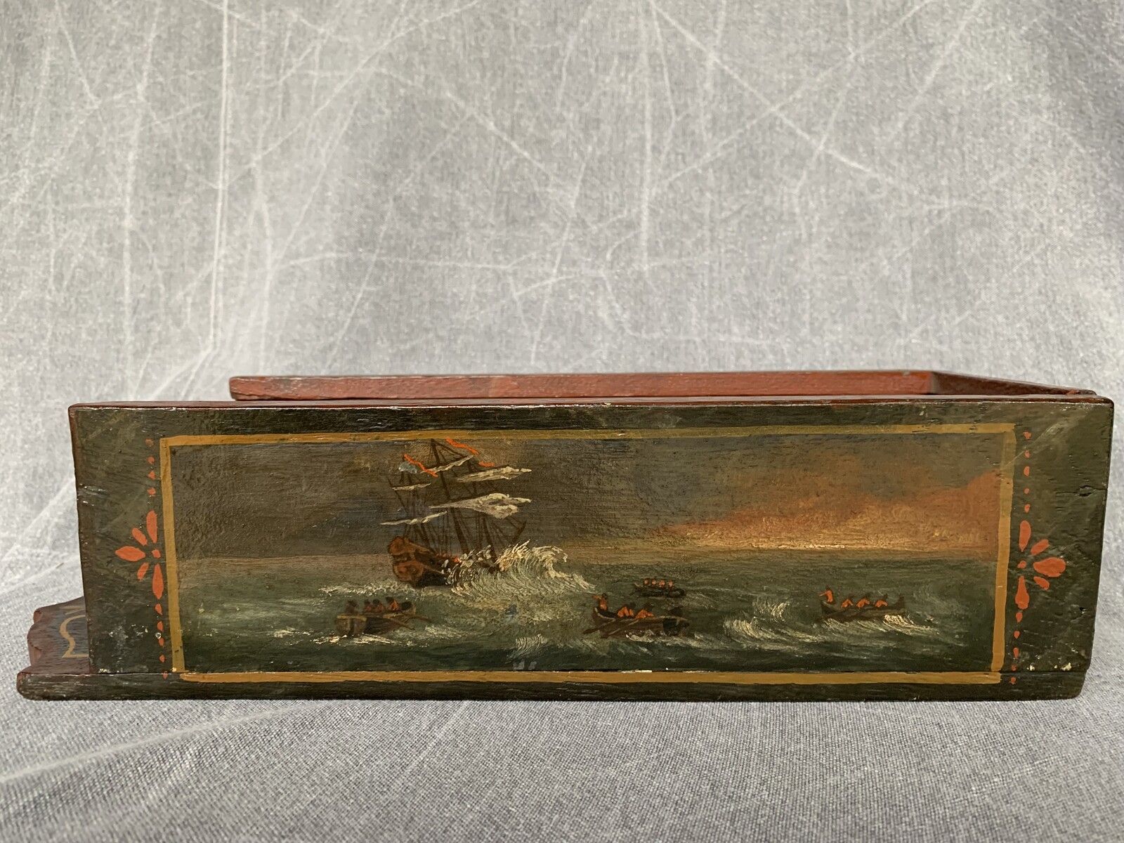 VOLKSKUNST ENGELS KAARSENKISTJE 19E EEUWS   H 34CM  B 12CM  D 9CM 