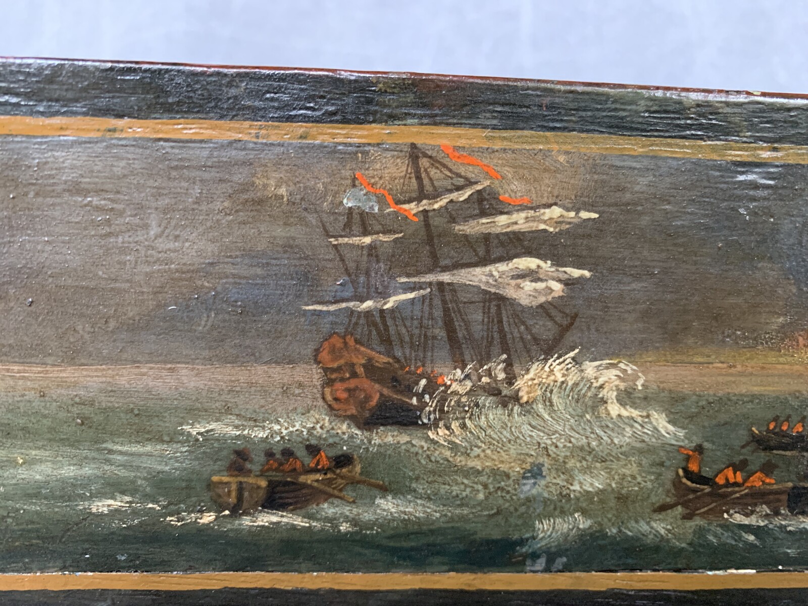 VOLKSKUNST ENGELS KAARSENKISTJE 19E EEUWS   H 34CM  B 12CM  D 9CM 