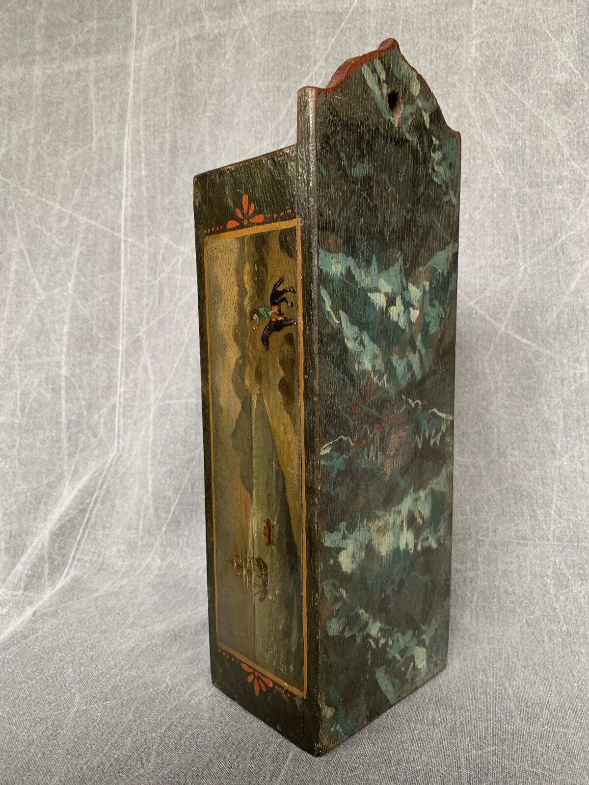 VOLKSKUNST ENGELS KAARSENKISTJE 19E EEUWS   H 34CM  B 12CM  D 9CM 