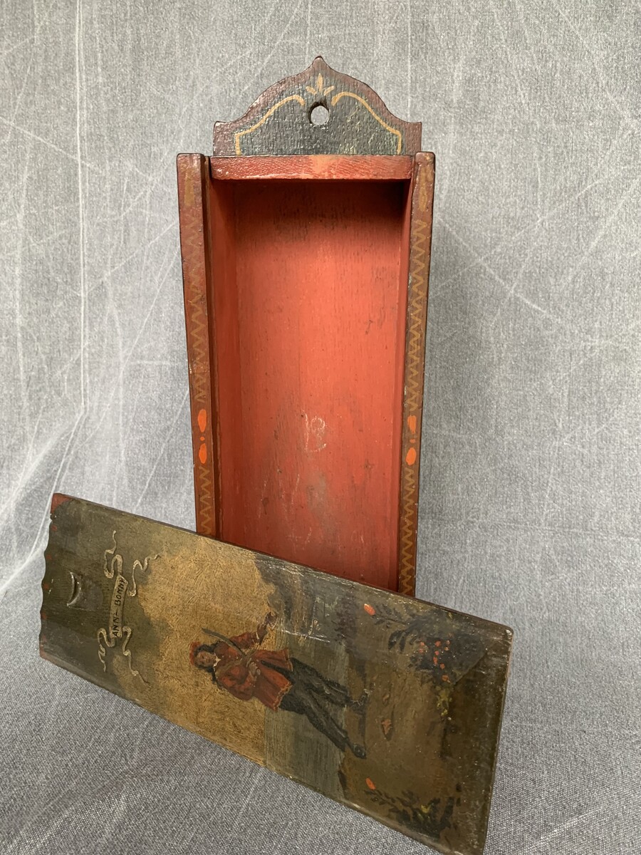 VOLKSKUNST ENGELS KAARSENKISTJE 19E EEUWS   H 34CM  B 12CM  D 9CM 