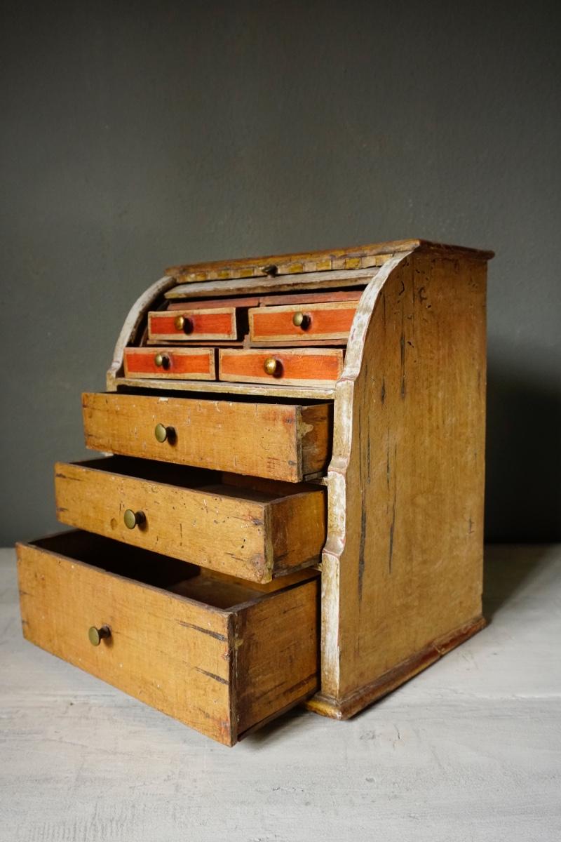 VRUCHTBOOMHOUTEN MINIATUUR CYLINDERBUREAU zgn.Meesterstuk, circa 1800 29x18x26