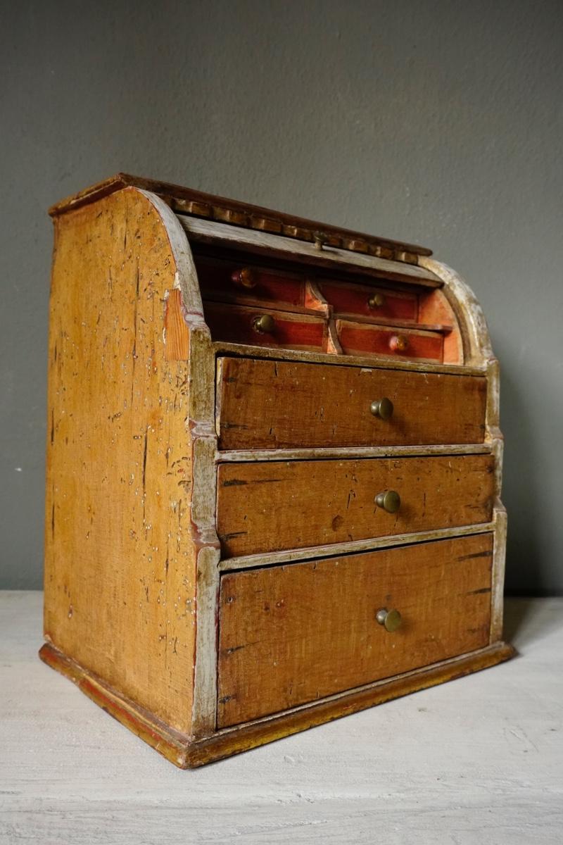 VRUCHTBOOMHOUTEN MINIATUUR CYLINDERBUREAU zgn.Meesterstuk, circa 1800 29x18x26